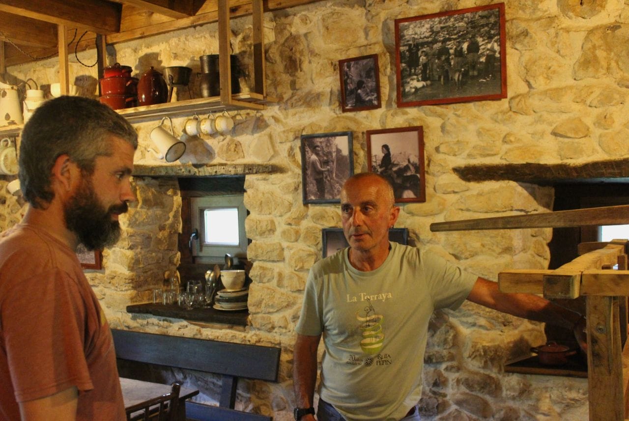 3 turistas a la entrada de Cueva Quiliama