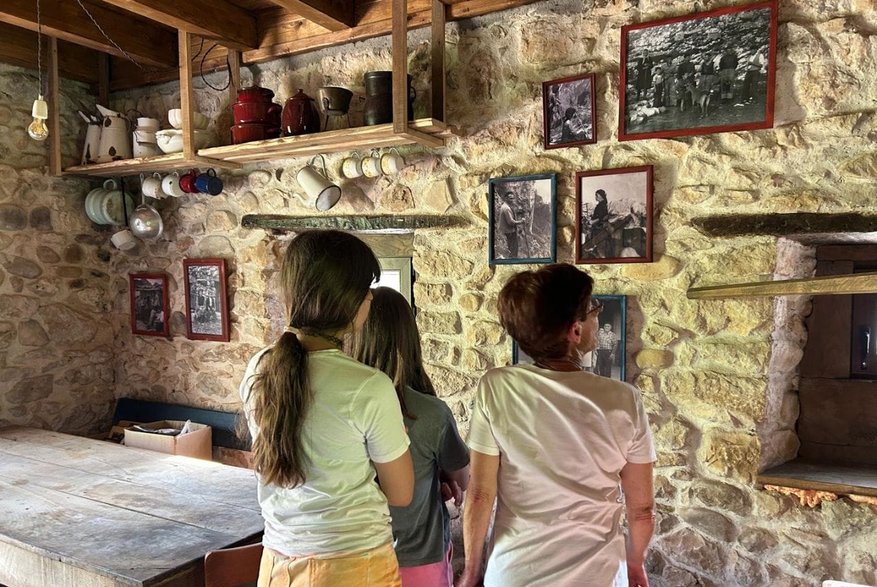 3 turistas a la entrada de Cueva Quiliama